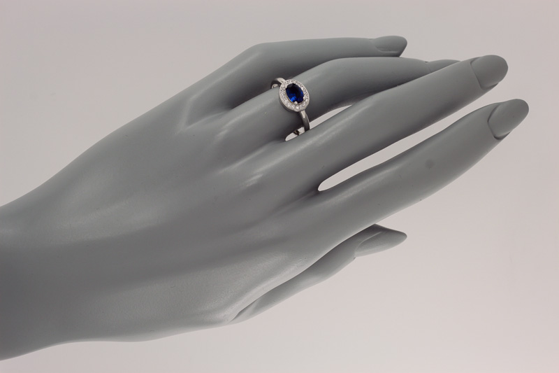 Изображение Серебряное кольцо с цирконами 18 мм