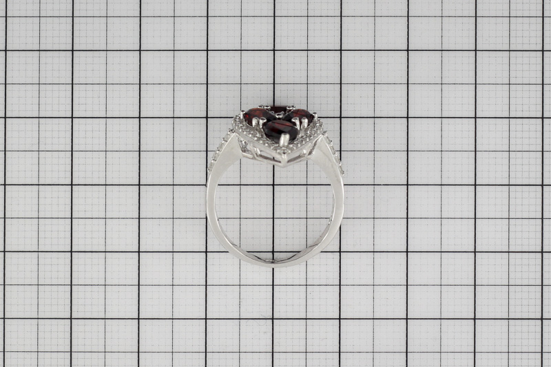 Изображение Серебряное кольцо с гранатами и цирконами 17,5 мм