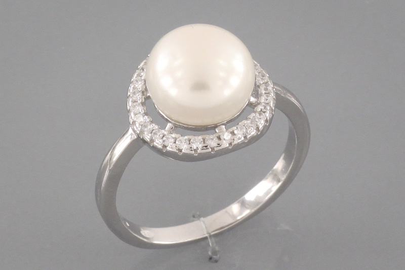 Изображение Серебряное кольцо с жемчугом и цирконами 17 мм