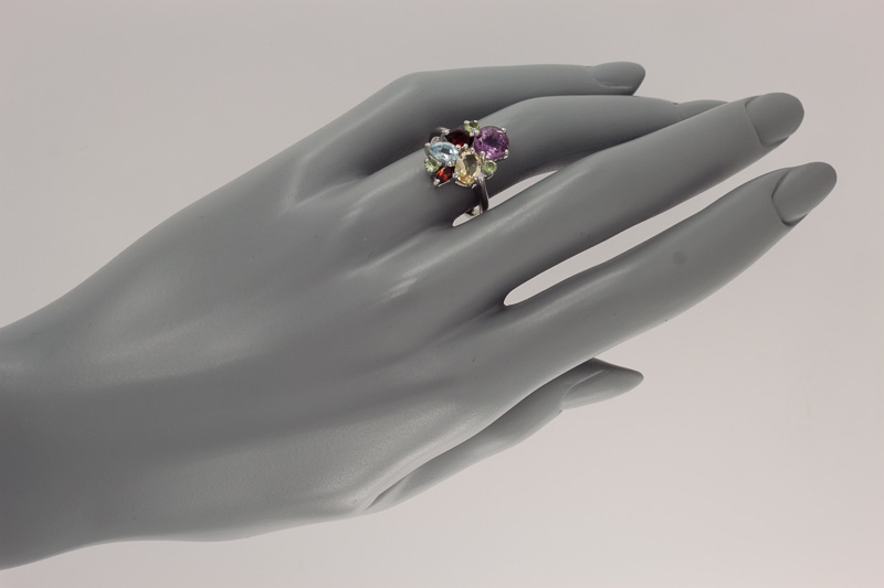 Изображение Серебряное кольцо с топазом и гранатами 17,5 мм