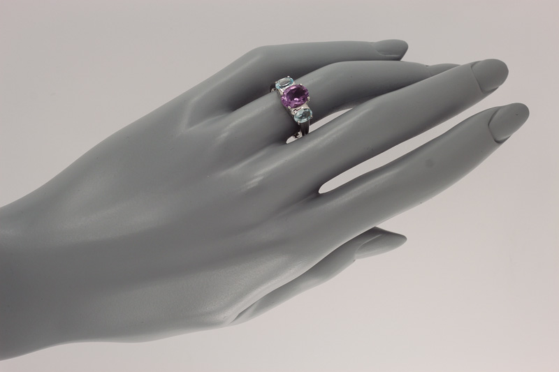 Изображение Серебряное кольцо с аметистом и топазами 17,5 мм