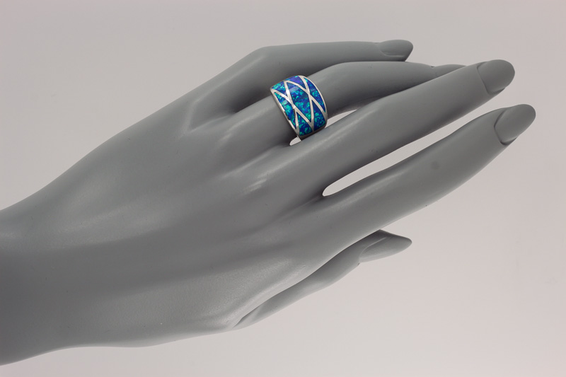 Изображение Серебряное кольцо с опалами 17 мм