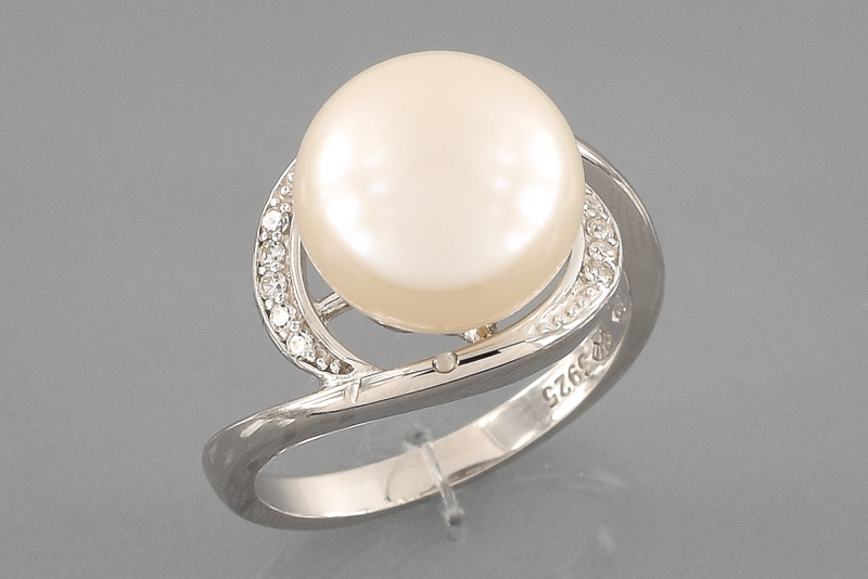 Изображение Серебряное кольцо с жемчугом и цирконами 16,5 мм