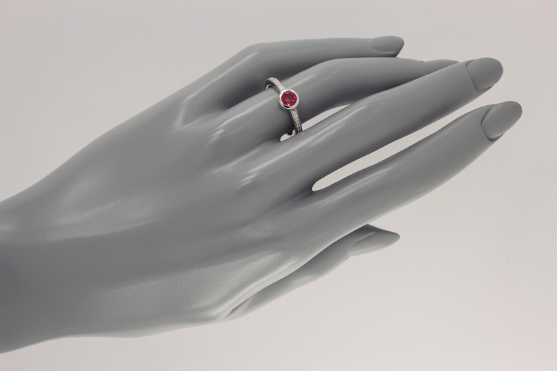 Paveikslėlis Sidabrinis žiedas su sint. rubinu ir cirkoniais 17 mm