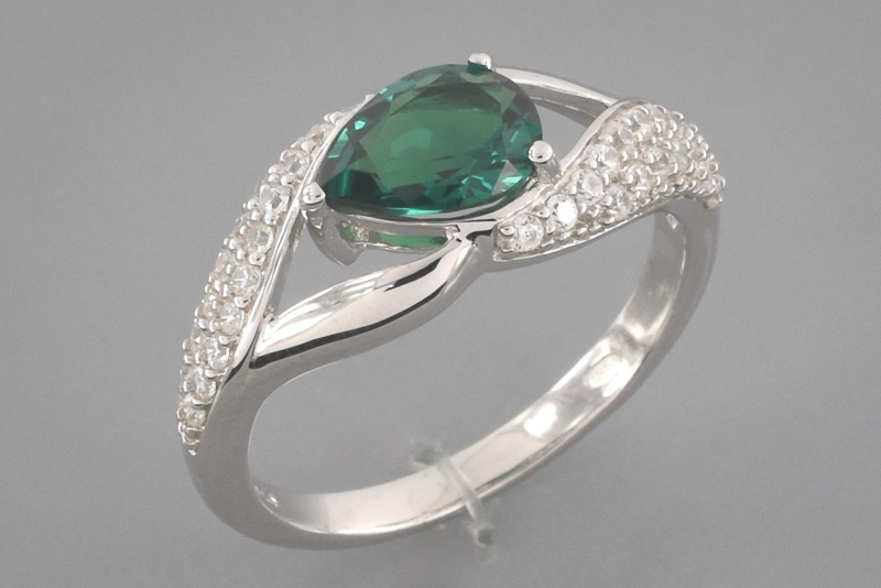 Paveikslėlis Sidabrinis žiedas su cirkoniais ir sint. smaragdu 17,5 mm