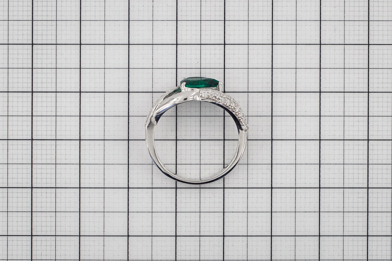 Изображение Серебряное кольцо с цирконами и синт. изумрудом 17,5 мм