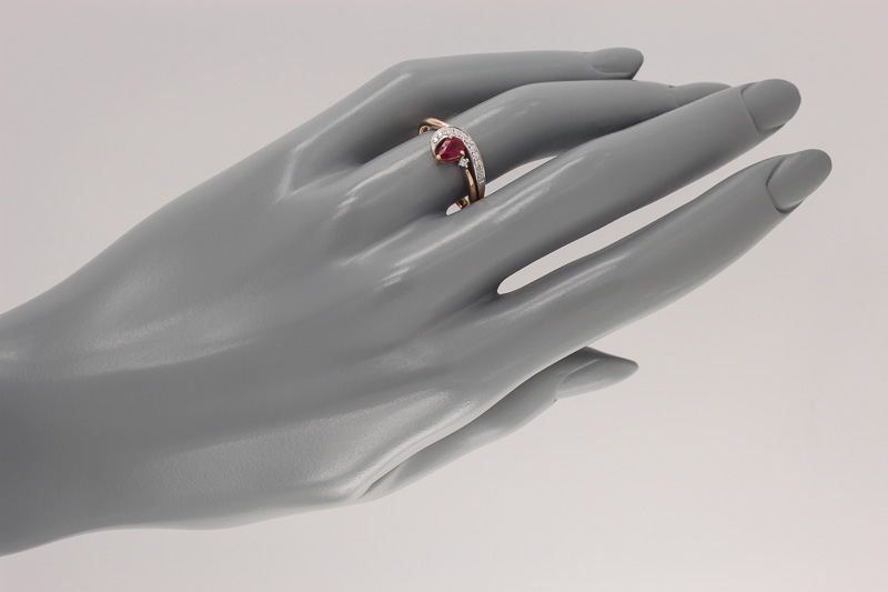 Изображение Золотое кольцо с рубином и бриллиантами 18,5 мм