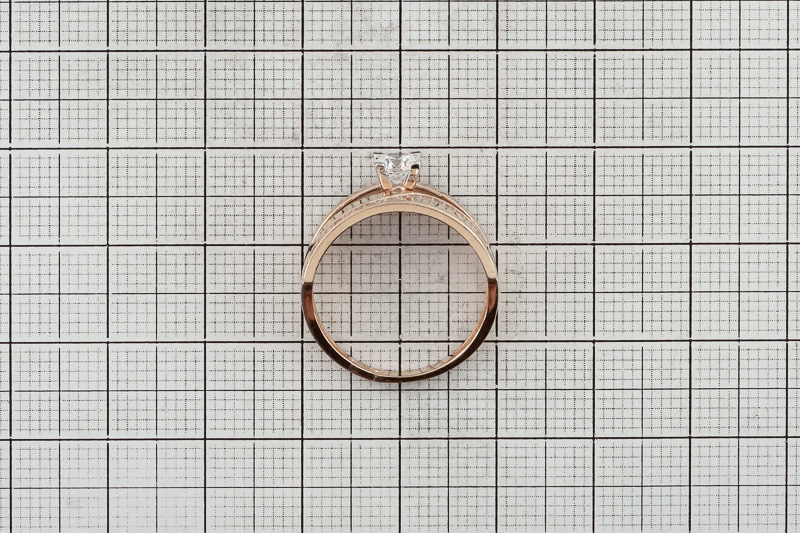 Изображение Золотое кольцо с цирконами 18 мм