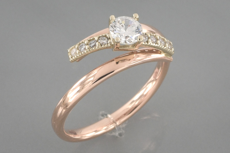 Изображение Золотое кольцо с цирконами 17,5 мм