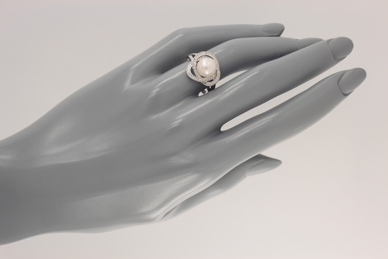 Изображение Серебряное кольцо с жемчугом и цирконами 18 мм