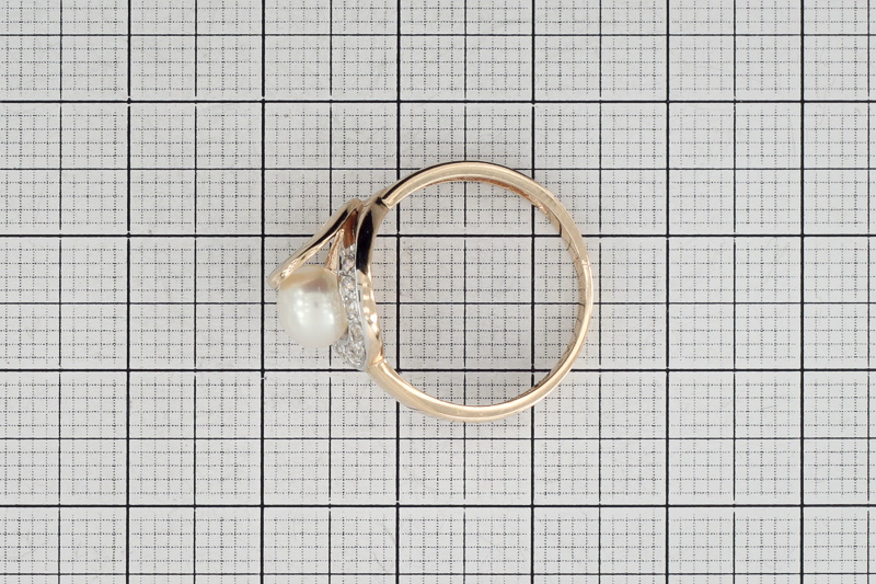Изображение Золотое кольцо с жемчугом и цирконами