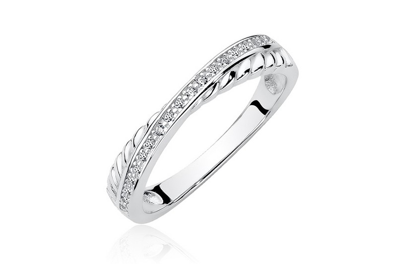 Изображение Серебряное кольцо с цирконами 18 мм