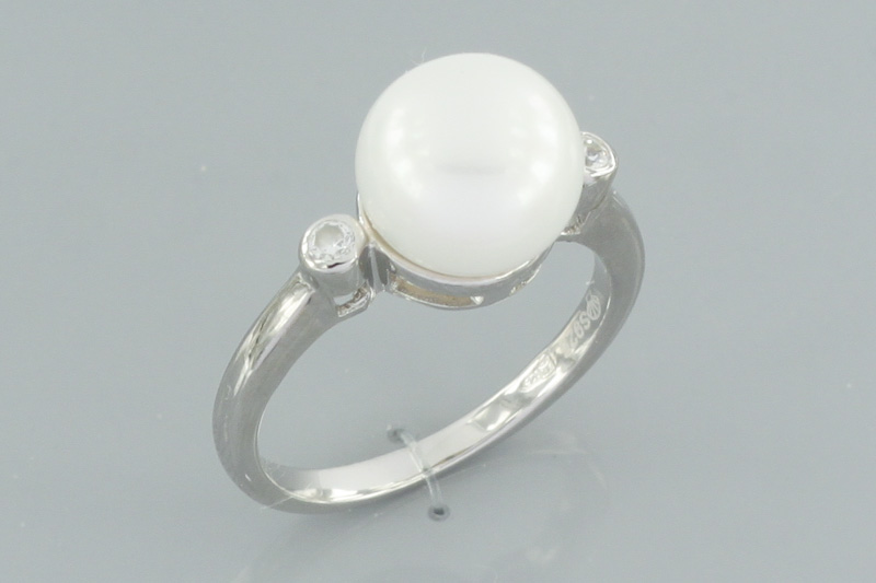 Изображение Серебряное кольцо с жемчугом и цирконами 17 мм