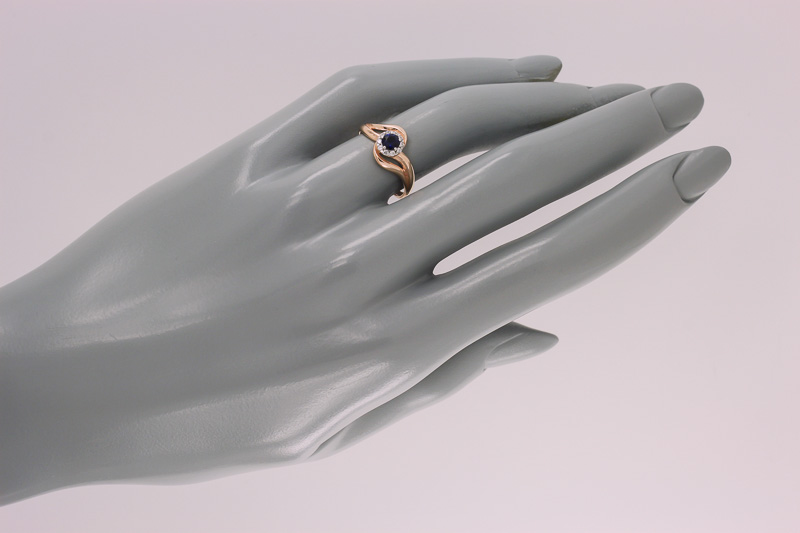 Paveikslėlis Paauksuotas sidabrinis žiedas su sint. safyru ir cirkoniais 16 mm
