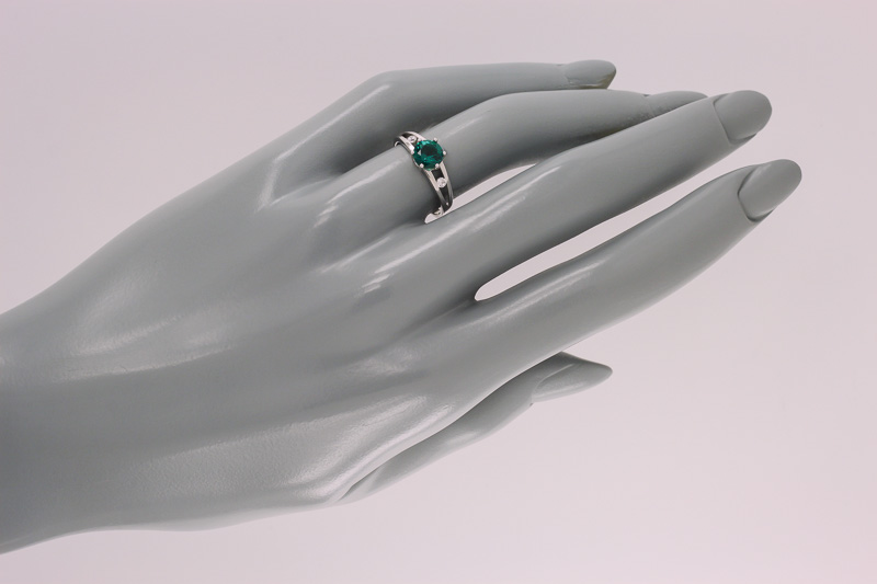 Изображение Серебряное кольцо с синт. изумрудом и цирконами 17 мм