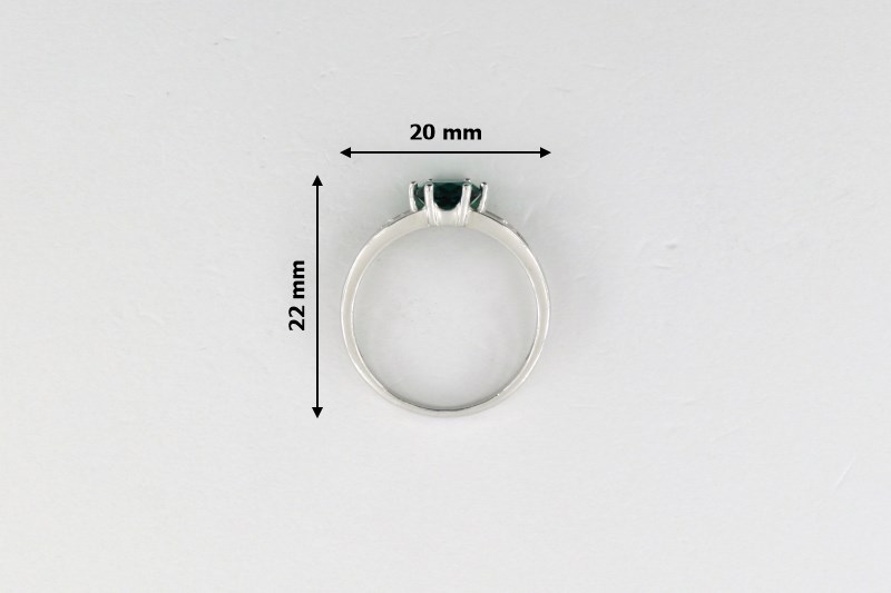 Изображение Серебряное кольцо с синт. изумрудом и цирконами 17 мм