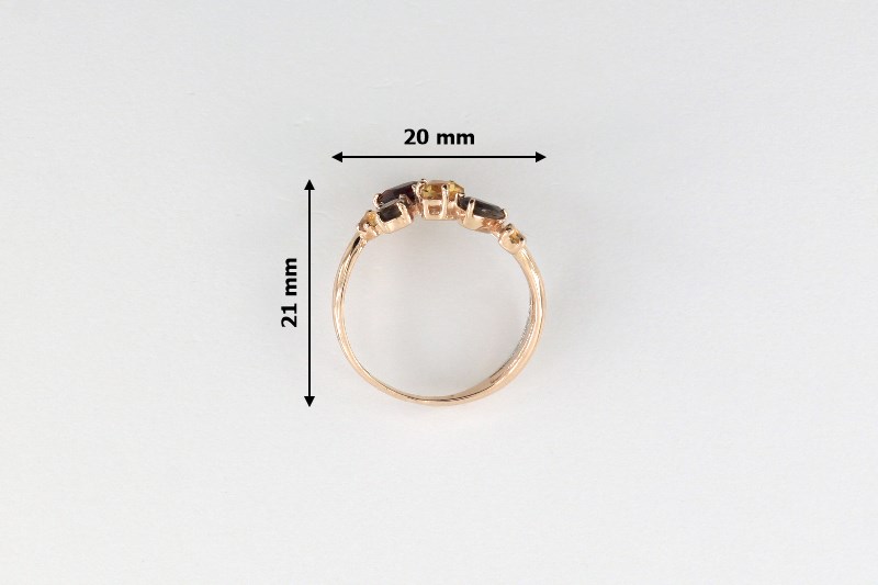 Paveikslėlis Auksinis žiedas su dūminiais kvarcais ir granatu 17 mm