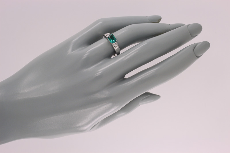 Изображение Серебряное кольцо с синт. изумрудом и цирконами 16,5 мм
