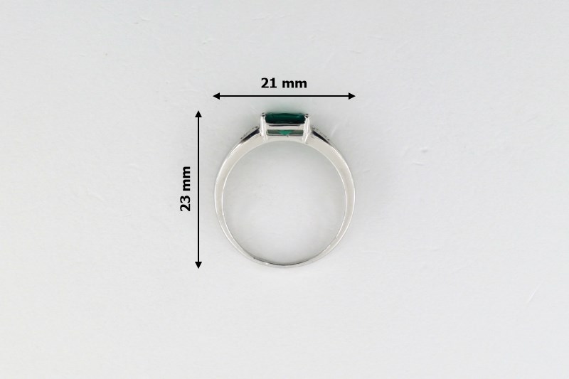 Изображение Серебряное кольцо с синт. изумрудом и цирконами 16,5 мм
