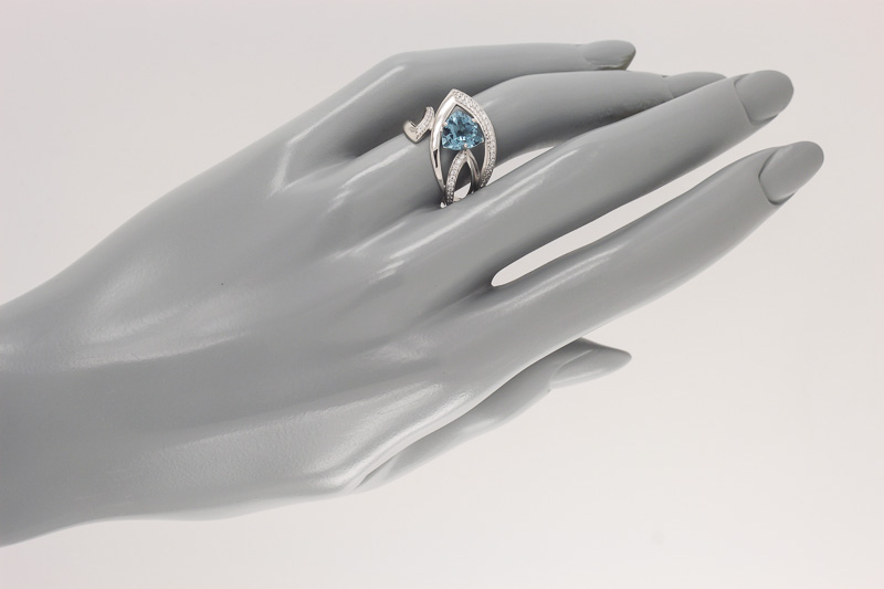 Изображение Серебряное кольцо с синт. алекситом и цирконами 18,5 мм