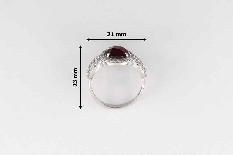 Изображение Серебряное кольцо с синт. гранатом и цирконами