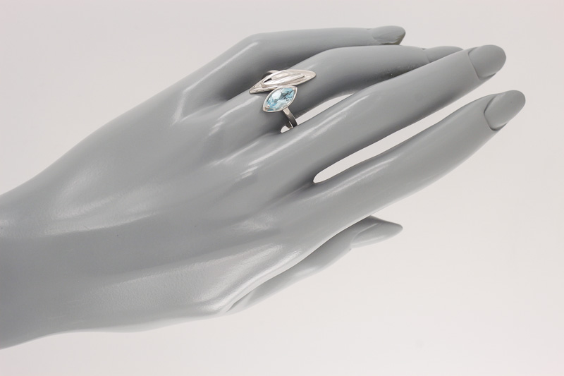 Изображение Серебряное кольцо с топазом