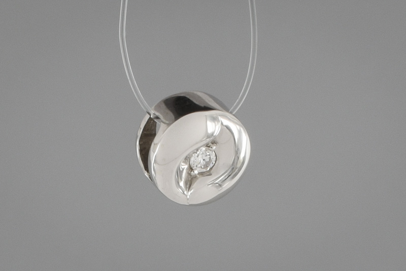 Изображение Подвеска из белого золота с бриллиантом