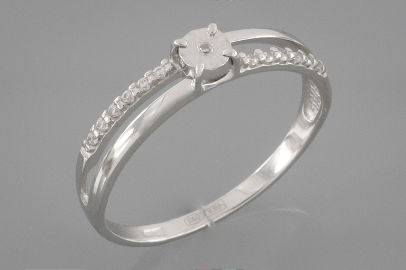 Изображение Серебряное кольцо с бриллиантом и цирконами