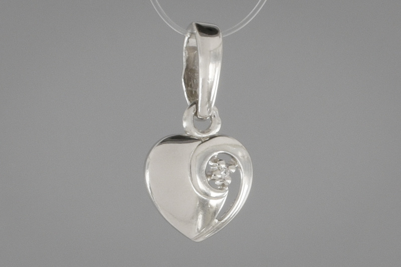 Изображение Серебряная подвеска с бриллиантом "Сердце" 