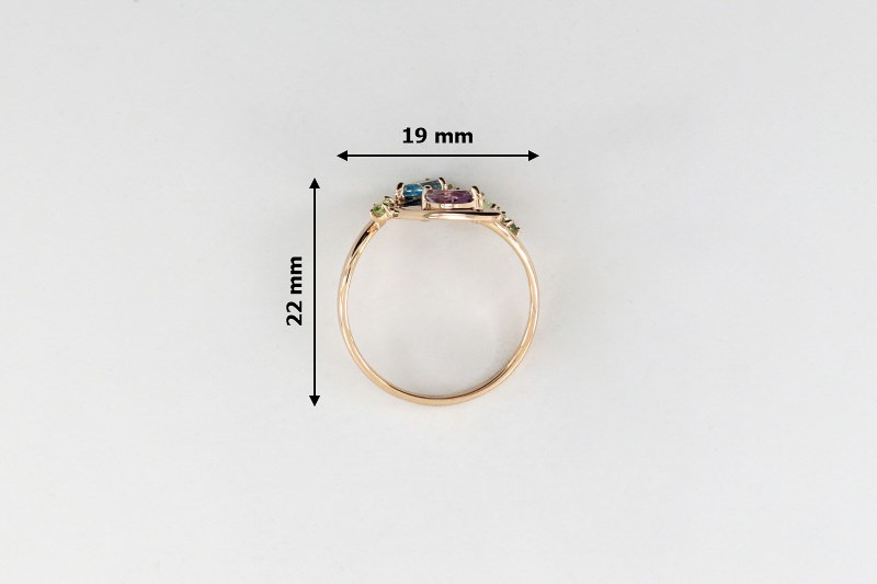 Изображение Золотое кольцо с аметистом и хризолитами