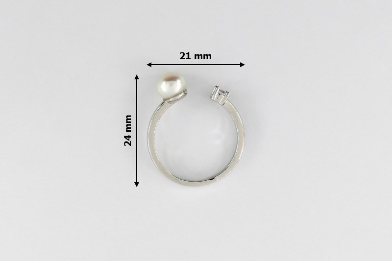 Изображение Серебряное кольцо с жемчугом и цирконом