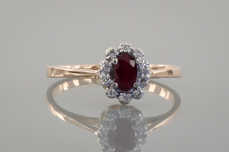 Изображение Золотое кольцо с рубином и бриллиантами